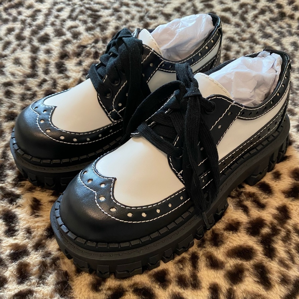 *SOLD* DELIA*S BY DOLLS KILL TEEN CRAFT OXFORD PLATFORM SHOES - B/W SIZE 5